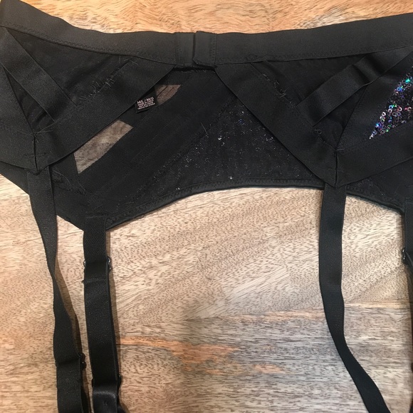 NWOT Victoria’s Secret garter size M/L - Picture 2 of 2
